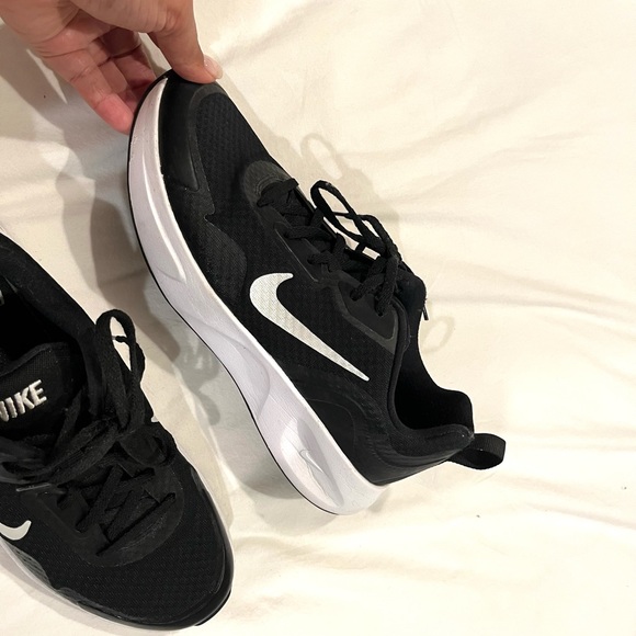 Nike Womens Size 9 Sneakers, Black & White: Light Wear - Picture 4 of 5